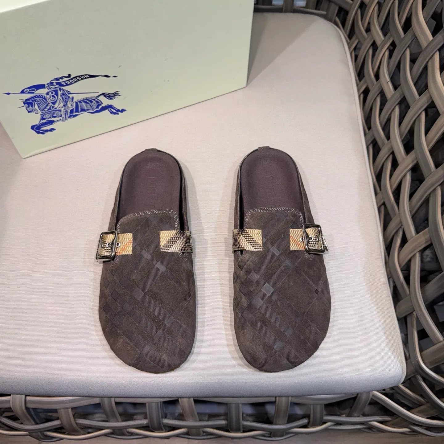 Men's Men's Shoes 💰360 [New Style] 🐝🐝Burberry New Burberry - Men's Checked Leather Urchin Half-Flop Sandal Made of soft suede cowhide and calfskin, these half-flop sandals feature an adjustable B-shaped buckle strap and are decorated with the signature sand-colored Burberry check in jacquard worsted. The upper wraps around the midsole and is paired with a sole made of the same upper material with an embossed logo on the heel and a wavy rubber outsole embellished with the Burberry lettering. Fashionable and casual! Comes with full set of original packaging dust bag! Code number: 39-40-41-42-43-44 standard code (38/45 can be customized and returns and exchanges are not supported)
